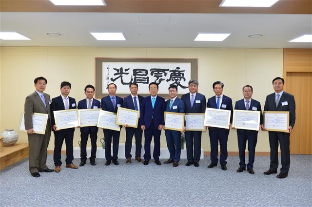 김관용(가운데) 경북도지사가 경북 물 산업 선도기업에 선정된 회사 대표들에게 지정서를 수여한 뒤 함께 기념사진을 찍고 있다.<br>경북도 제공