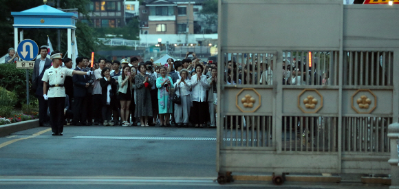 김정숙 여사와 시민들이 26일 밤 청와대 춘추관 앞에 있는 바리케이트가 열리자 박수를 치고 있다. 2017.6.26. 안주영기자 jya@seoul.co.kr