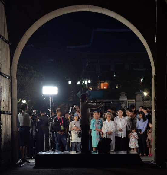 청와대 앞길이 전면개방된 26일 밤 청와대 앞길에서 김정숙 여사와 시민들이 산책을 하고 있다. 2017.6.26 안주영기자 jya@seoul.co.kr