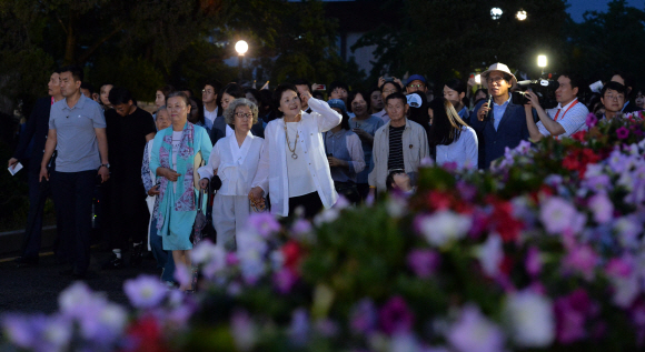 청와대 앞길이 전면개방된 26일 밤 청와대 앞길에서 김정숙 여사와 시민들이 산책을 하고 있다. 2017.6.26 안주영기자 jya@seoul.co.kr