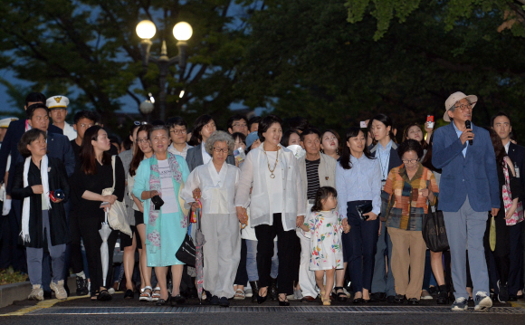 청와대 앞길이 전면개방된 26일 밤 청와대 앞길에서 김정숙 여사와 시민들이 산책을 하고 있다. 2017.6.26 안주영기자 jya@seoul.co.kr