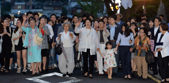 청와대 앞길이 전면개방된 26일 밤 청와대 앞길에서 김정숙 여사와 시민들이 산책을 하고 있다. 2017.6.26 안주영기자 jya@seoul.co.kr