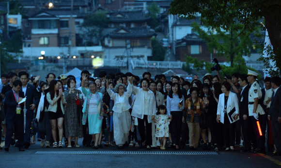 청와대 앞길이 전면개방된 26일 밤 청와대 앞길에서 김정숙 여사와 시민들이 산책을 하고 있다. 2017.6.26 안주영기자 jya@seoul.co.kr