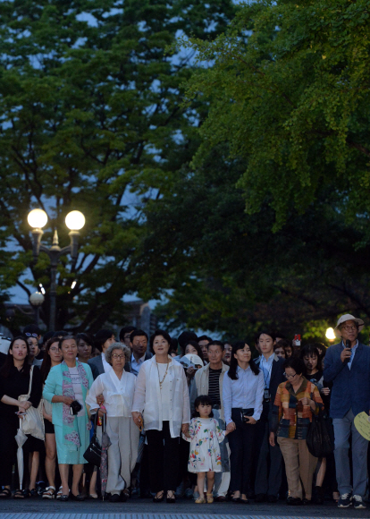 청와대 앞길이 전면개방된 26일 밤 청와대 앞길에서 김정숙 여사와 시민들이 산책을 하고 있다. 2017.6.26 안주영기자 jya@seoul.co.kr