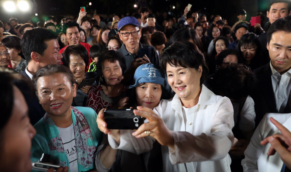 김정숙 여사가 26일 밤 청와대 앞에서 열린 청와대 앞길 개방행사에서 시민들과 함께 개방된 길을 걷고 있다. 2017.6.26 안주영기자 jya@seoul.co.kr