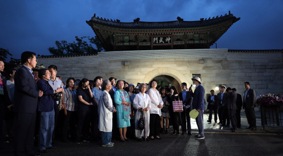 김정숙 여사가 26일 밤 청와대 앞에서 열린 청와대 앞길 개방행사에서 시민들과 함께 개방된 길을 걷고 있다. 2017.6.26 안주영기자 jya@seoul.co.kr