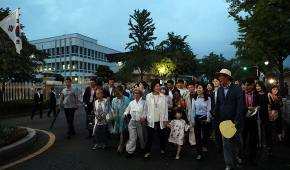 김정숙 여사가 26일 밤 청와대 앞에서 열린 청와대 앞길 개방행사에서 시민들과 함께 개방된 길을 걷고 있다. 2017.6.26 안주영기자 jya@seoul.co.kr