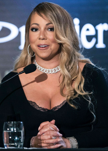 팝 디바 머라이어 캐리가 26일(현지시간) 이스라엘 텔아비브에서 이스라엘 코스메틱 브랜드 ‘Premier Red Sea’와 협업을 알리는 기자회견에 참석해 인터뷰를 하고 있다. AFP 연합뉴스