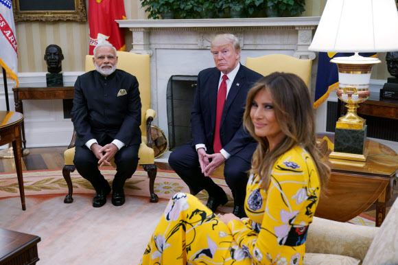 나렌드라 모디 인도 총리(왼쪽) 26일(현지시간) 미국 워싱턴 DC의 백악관을 방문해 도널드 트럼프(가운데) 미국 대통령과 영부인 멜라니 트럼프(오른쪽)를 접견하고 있다. AFP 연합뉴스