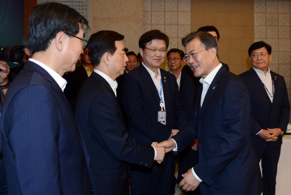 문재인 대통령이 27일 처음으로 주재한 국무회의 시작에 앞서 참석한 국무위원들과 인사를 나누고 있다.  안주영 기자 jya@seoul.co.kr