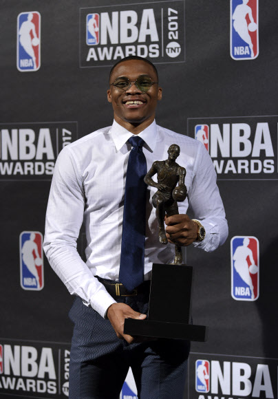 미국 프로농구(NBA) 오클라호마시티의 러셀 웨스트브룩이 26일(현지시간) 미국 뉴욕 맨해튼 바스켓볼 씨티에서 열린 ‘NBA 시상식’에서 MVP를 수상했다. AP 연합뉴스