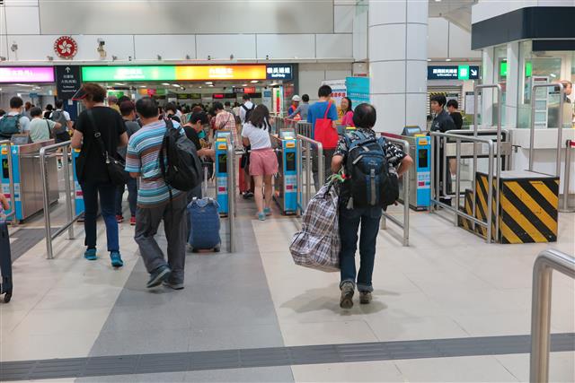 홍콩의 보따리 상인들이 27일 홍콩 지하철 최북단 역인 로우역 개찰구를 빠져나가 중국 선전 방향 뤄후역으로 향하고 있는 모습.