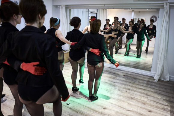 21일(현지시간) 프랑스 리옹 인근 빌뢰르반에서 여성들이 벌레스크 스트립쇼 수업을 받고 있다. AFP 연합뉴스