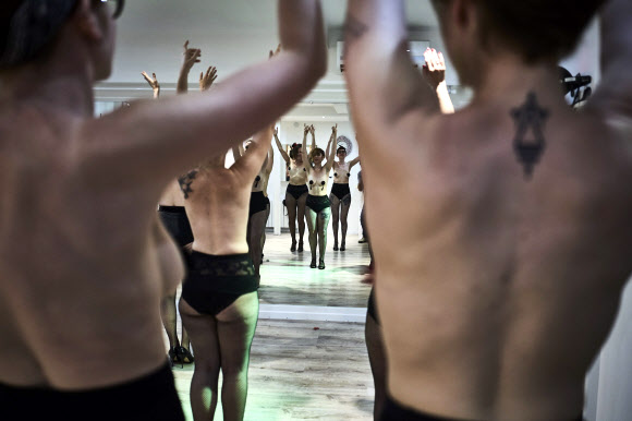 21일(현지시간) 프랑스 리옹 인근 빌뢰르반에서 여성들이 벌레스크 스트립쇼 수업을 받고 있다. AFP 연합뉴스