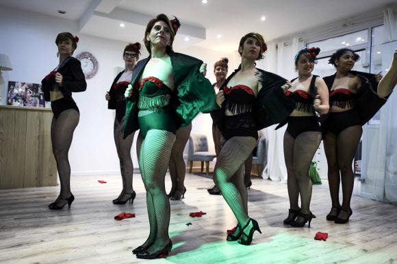 21일(현지시간) 프랑스 리옹 인근 빌뢰르반에서 여성들이 벌레스크 스트립쇼 수업을 받고 있다. AFP 연합뉴스