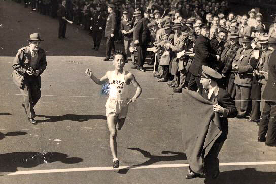 육상 원로 서윤복 옹의 1947년 4월 19일 미국 보스턴 국제마라톤 결승선 골인 모습. 27일 94세로 별세한 서 옹의 당시 유니폼 상의 앞면에 ‘KOREA’가 또렷이 새겨져 있다.  연합뉴스