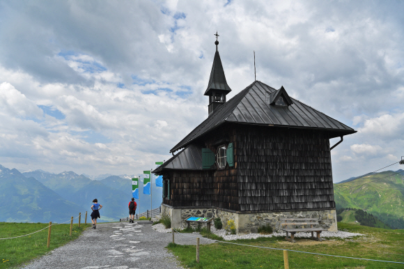 슈미텐산 정상의 ‘시시 교회’. 절세 미모로 이름난 시시 황후가 방문해 관광명소가 됐다.