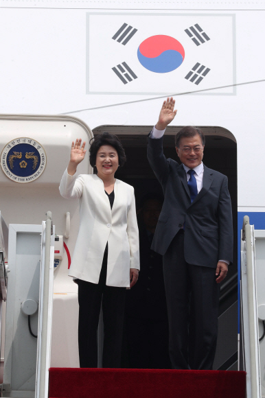 손을 흔드는 문재인 대통령과 김정숙 여사