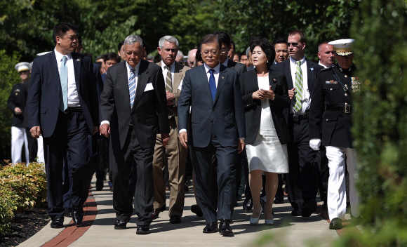 문재인 대통령이 28일 오후(현지시간) 방미 첫 일정으로 버지니아주 콴티코 미 해병대 국립박물관에 있는 ’장진호 전투 기념비’를 방문하고 있다. 2017.6.29 콴티고=안주영 기자 jya@seoul.co.kr