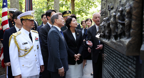 문재인 대통령이 28일 오후(현지시간) 방미 첫 일정으로 버지니아주 콴티코 미 해병대 국립박물관에 있는 ’장진호 전투 기념비’를 방문해 설명을 듣고 있다. 2017.6.29 콴티고=안주영 기자 jya@seoul.co.kr