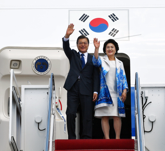 미국 공식방문 문재인 대통령과 부인 김정숙 여사가 28일 오후(현지시간) 미국 공식방문을 위해 워싱톤 앤드류스 공군기지에 도착, 트랩을 내려오고 있다.2017.6.28 안주영기자 jya@seoul.co.kr