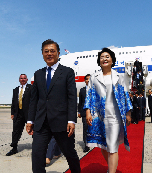 미국 공식방문 문재인 대통령과 부인 김정숙 여사가 28일 오후(현지시간) 미국 공식방문을 위해 워싱톤 앤드류스 공군기지에 도착, 트랩을 내려오고 있다. 2017.6.28 안주영기자 jya@seoul.co.kr
