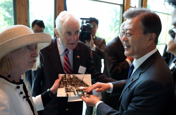 문재인 대통령이 28일 오후(현지시간) 방미 첫 일정으로 버지니아주 콴티코 미 해병대 국립박물관에 있는 ’장진호 전투 기념비’를 방문해 그당시 참전했던 해병의 흥남철수 사진을 보며 설명을 듣고 있다. 2017.6.29 콴티고=안주영 기자 jya@seoul.co.kr