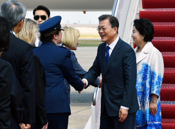 문재인 대통령이 28일 트럼프 미국대통령과의 정상회담을 위해 워싱턴 앤드류공군기지에 도착해 영접인사와 인사를 하고 있다. 2017.6.28. 안주영기자 jya@seoul.co.kr