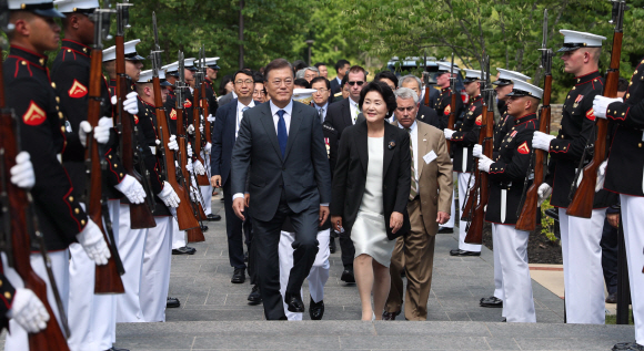 문재인 대통령이 28일 오후(현지시간) 방미 첫 일정으로 버지니아주 콴티코 미 해병대 국립박물관에 있는 ‘장진호 전투 기념비’를 방문하고 있다. 2017.6.29 콴티고=안주영 기자 jya@seoul.co.kr