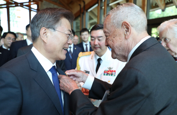 문재인 대통령이 28일 오후(현지시간) 방미 첫 일정으로 버지니아주 콴티코 미 해병대 국립박물관에 있는 ‘장진호 전투 기념비’를 방문해 그당시 참전했던 해병이 자신이 착용하고있던 뱃지를 대통령에게 달아 주고있다. 2017.6.29 콴티고=안주영 기자 jya@seoul.co.kr