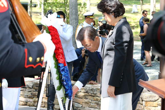 장진호 전투 기념비에 헌화하는 문재인 대통령