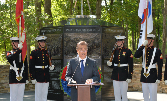 28일(현지시간) 취임 후 첫 미국 순방에 나선 문재인대통령이 미 버지니아주 콴티코 국립 해병대 박물관에 위치한 장진호 전투 기념비(지난 5월 4일 준공)에 헌화,묵념 후 기념사를 하고 있다. 2017.6.28 콴티코=안주영 기자 jya@seoul.co.kr