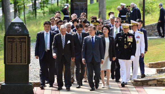28일(현지시간) 취임 후 첫 미국 순방에 나선 문재인대통령과 부인 김정숙여사가 미 버지니아주 콴티코 국립 해병대 박물관에 위치한 장진호 전투 기념비(지난 5월 4일 준공)에 헌화하기 위해 로버트 넬러 미 해병대사령관(우측),장진호 전투 참전용사인 스티븐 옴스테드 예비역 해병중장(좌측)과 함께 행사장으로 이동하고 있다. 2017.6.28 콴티코=안주영 기자 jya@seoul.co.kr