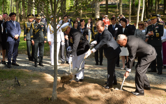 28일(현지시간) 취임 후 첫 미국 순방에 나선 문재인대통령이 미 버지니아주 콴티코 국립 해병대 박물관에 위치한 장진호 전투 기념비(지난 5월 4일 준공)에 헌화, 묵념 후 로버트 넬러 미 해병대사령관(왼쪽), 장진호 전투 참전용사인 스티븐 옴스테드 예비역 해병중장(오른쪽)과 함께 기념식수를 하고 있다. 2017.6.28 콴티코=안주영 기자 jya@seoul.co.kr