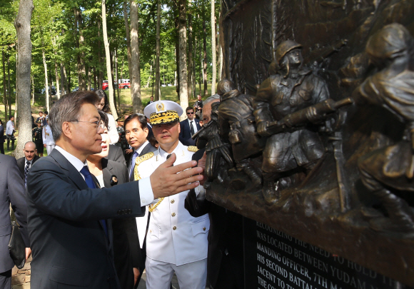 미국 순방중인 문재인 대통령이 28일 오후 미 국립 해병대 박물관을 방문해 장진호 전투 기념비를 돌아보고 있다.  2017. 6. 29 콴티코=안주영 기자 jya@seoul.co.kr
