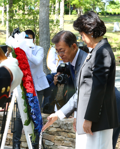 미국 순방중인 문재인 대통령과 김정숙 여사가 28일 오후 미 국립 해병대 박물관을 방문해 장진호 전투 기념비 행사에서 헌화를 하고 있다. 2017. 6. 29 콴티코=안주영 기자 jya@seoul.co.kr