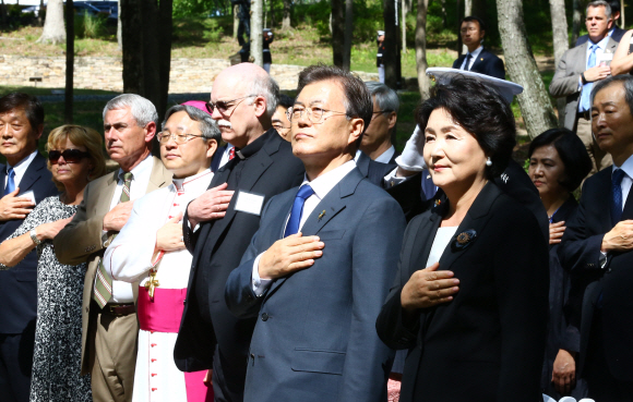 미국 순방중인 문재인 대통령이 28일 오후 미 국립 해병대 박물관을 방문해 장진호 전투 기념비 행사에서 국기에 대한 경례를 하고 있다. 2017. 6. 29 콴티코=안주영 기자 jya@seoul.co.kr