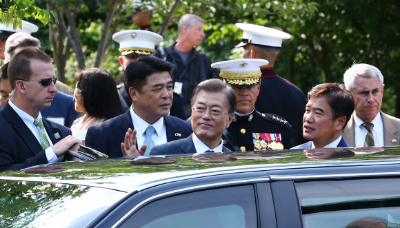 미국 순방중인 문재인 대통령이 28일 오후 미 국립 해병대 박물관을 방문해 장진호 전투 기념비 참배후 이동하고 있다. 2017. 6. 29 콴티코=안주영 기자 jya@seoul.co.kr