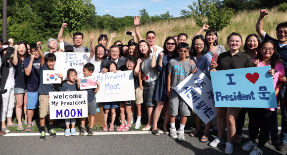 문재인 대통령이28일 오후(현지시간) 방미 첫 일정으로 버지니아주 콴티코 미 해병대 국립박물관에 있는 ’장진호 전투 기념비’를 방문행사를 마치고 나오다 마중나온 현지교민 들과함께 기념 쵤영하고있다. 2017.6.29 콴티코=안주영 기자 jya@seoul.co.kr