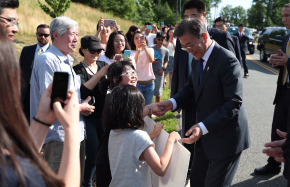 문재인 대통령이28일 오후(현지시간) 방미 첫 일정으로 버지니아주 콴티코 미 해병대 국립박물관에 있는 ’장진호 전투 기념비’를 방문행사를 마치고 나오다 마중나온 현지교민 들과인사를 나누고있다. 2017.6.29 콴티코=안주영 기자 jya@seoul.co.kr