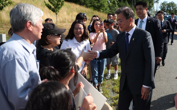 문재인 대통령이28일 오후(현지시간) 방미 첫 일정으로 버지니아주 콴티코 미 해병대 국립박물관에 있는 ’장진호 전투 기념비’를 방문행사를 마치고 나오다 마중나온 현지교민 들과인사를 나누고있다. 2017.6.29 콴티코=안주영 기자 jya@seoul.co.kr