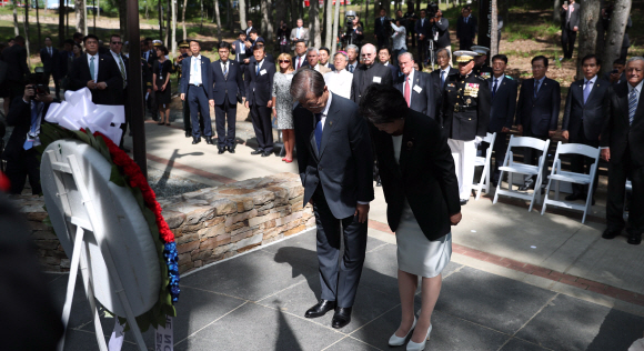 문재인 대통령과 김정숙여사가  28일 오후(현지시간) 방미 첫 일정으로 버지니아주 콴티코 미 해병대 국립박물관에 있는 ’장진호 전투 기념비’를 방문 헝화한뒤 묵념하고 있다. 2017.6.29 콴티코=안주영 기자 jya@seoul.co.kr