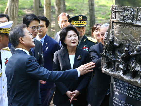 미국 순방중인 문재인 대통령이 28일 오후 미 국립 해병대 박물관을 방문해 장진호 전투 기념비를 돌아보고 있다. 2017. 6. 29 콴티코=안주영 기자 jya@seoul.co.kr