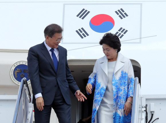 김 여사에게 손 내미는 문 대통령