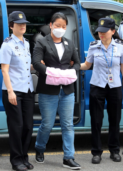 영장실질심사 굳은 표정 이유미