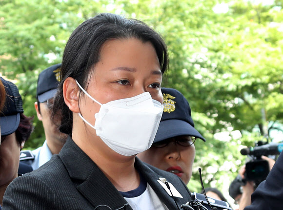 굳은 표정 이유미