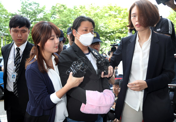 굳은 표정 이유미