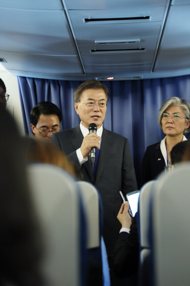 문재인 대통령이 28일 오후 미국행 기내에서 기자간담회를 갖고 취재진의 질문에 답하고 있다. 2017.6.28.안주영기자 jya@seoul.co.kr