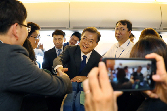 문재인 대통령이 28일 오후 미국행 기내에서 기자간담회를 갖고 취재진의 질문에 답하고 있다. 2017.6.28.안주영기자 jya@seoul.co.kr