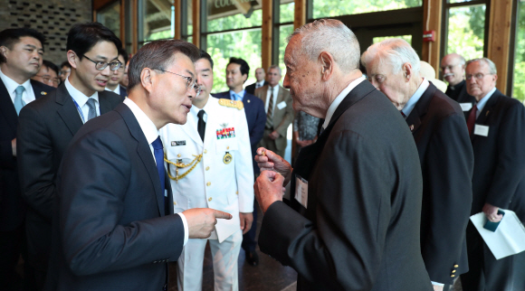 문재인 대통령이 28일 오후(현지시간) 방미 첫 일정으로 버지니아주 콴티코 미 해병대 국립박물관에 있는 ‘장진호 전투 기념비’를 방문해 그당시 참전했던 해병의 흥남철수 사진을 보며 설명을 듣고 있다. 2017.6.29 콴티코=안주영 기자 jya@seoul.co.kr